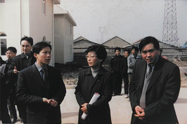 2001年2月20日，時(shí)任國家環(huán)保局副局長汪紀(jì)戎一行視察公司