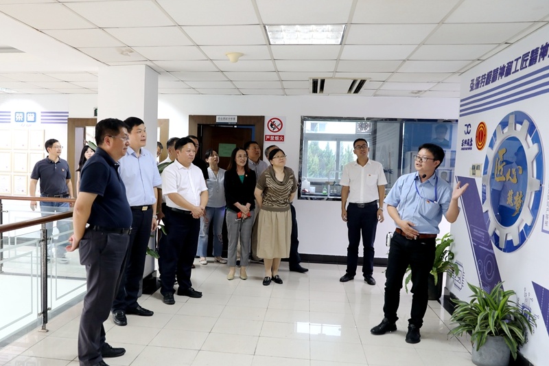 2020年7月29日，時(shí)任浙江省政協(xié)常委、社法委副主任、省總工會(huì)副主席、一級(jí)巡視員董建偉蒞臨景興紙業(yè)調(diào)研新時(shí)代工匠培育工作